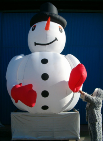 Muñeco mascota publicitaria de nieve